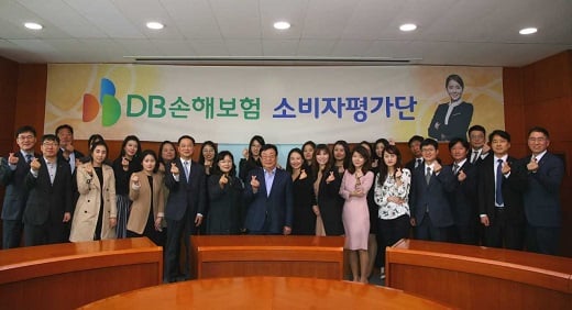 지난 28일 서울 대치동 DB금융센터에서 열린 ‘17기 소비자평가단 발표회’에서 김정남 사장(가운데)를 비롯한 참석자들이 기념사진을 찍고 있다. / 사진=DB손해보험