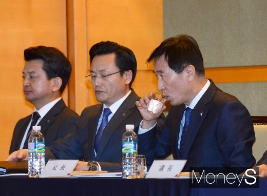 [머니S포토] 물 마시는 한창수 아시아나항공 사장