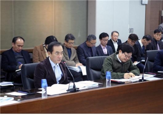 평택시는 지난 28일 정장선 평택시장(앞줄 왼쪽) 주재로 실과소장과 읍면동장 등 간부공무원 100여명이 참석한 가운데 2층 종합상황실에서 공직기강 확립 긴급 간부회의를 열었다. / 사진제공=평택시