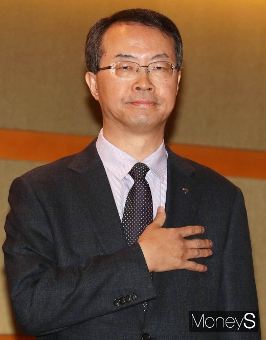 [머니S포토] 국기에 대한 경례하는 김수천 아시아나항공 대표