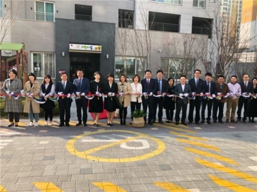 지난 26일 평택시 세교동 시립힐스테이트평택2차 어린이집 개원식에 참석한 내빈들이 테이프커팅을 하고 있다. / 사진제공=평택시