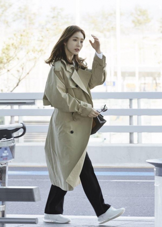 [★공항패션] 신세경, 편안 느낌 트렌치코트룩 '예쁨주의보'