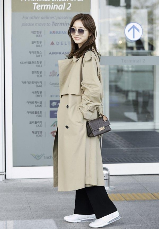 [★공항패션] 신세경, 편안 느낌 트렌치코트룩 '예쁨주의보'