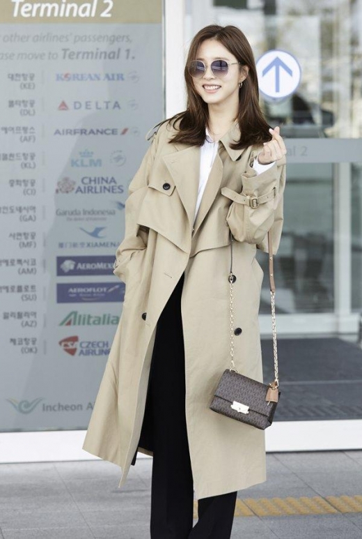 [★공항패션] 신세경, 편안 느낌 트렌치코트룩 '예쁨주의보'