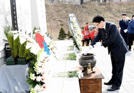 최종환 파주시장이 28일 파주독립광탄공원에서 열린 항일독립항쟁 애국선열 합동추모제에 참여해 분향을 하고 있다. / 사진제공=파주시