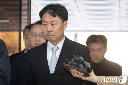 안용찬 전 애경산업 대표가 29일 서울 서초구 중앙지법에서 열린 업무상과실치사상 등 혐의에 대한 구속 전 피의자 심문(영장실질심사)에 출석하고 있다./사진=뉴스1 DB
