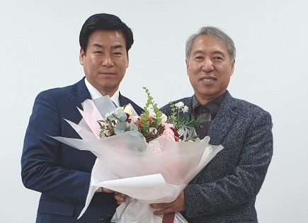 한국해양대학교가 '해양경제연구센터' 소장에 유일선 교수(오른쪽)와 부소장에 정정복 위원장(부산축구협회장)을 임명했다./사진제공=해양대학교