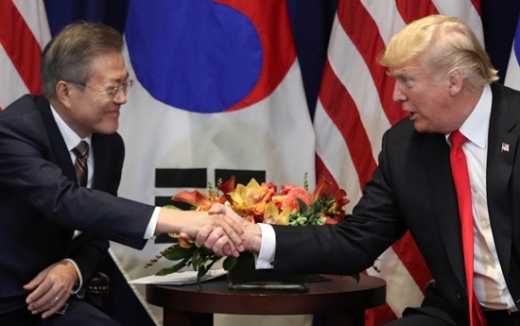 문재인 대통령과 도널드 트럼프 미국 대통령이 지난해 9월24일 오후(현지시각) 미국 롯데뉴욕팰리스호텔 허버드룸에서 열린 한미정상회담에 앞서 악수하고 있다. /사진=뉴시스