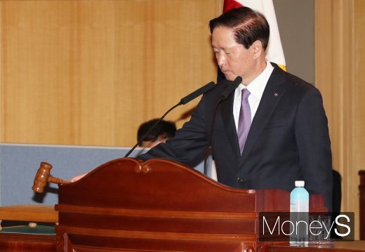 지난달 27일 제57기 대한한공 정기주주총회가 서울 강서구 하늘길 대한항공빌딩에서 진행된 가운데 의장을 맡은 우기홍 대표이사가 조양호 한진그룹 회장 사내이사 선임 관련 부결을 알리고 있다. /사진=임한별 기자
