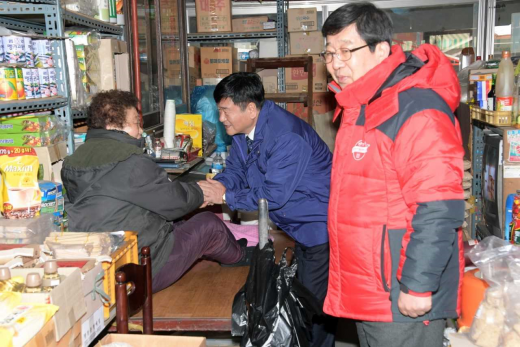관내 전통시장을 직접 둘러보고 있는 최용덕 시장. / 사진제공=동두천시