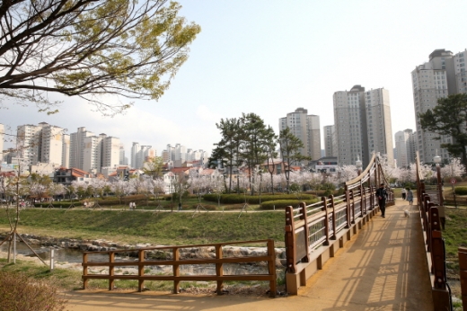 벚꽃이 만개한 율하천 카페거리 모습. /사진제공=김해시