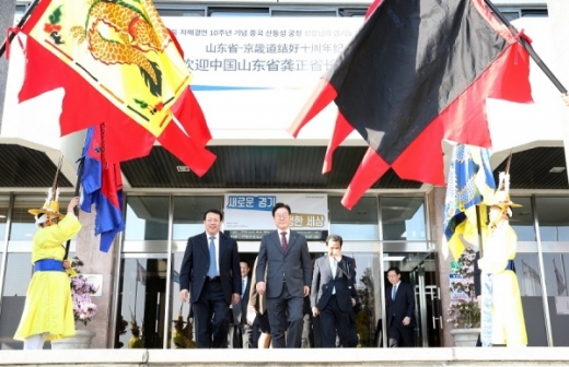 이재명 경기지사(중앙)가 중국 궁정 산둥성장을 접견하고 있다. /사진제공=경기도