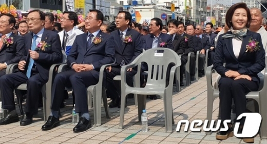 통영 굴 축제에 참석한 여야 원내대표. /사진=뉴스1