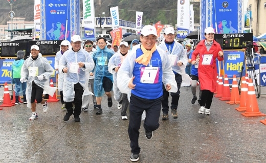 울릉 일주도로 개통기념 전국마라톤 대회 출발 모습. /사진=경상북도 제공.