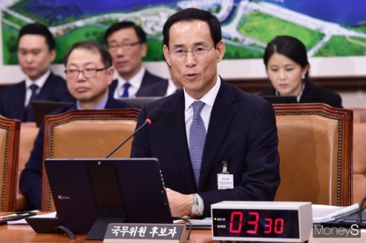 인사청문회 슈퍼위크 첫날인 지난 25일 서울 여의도 국회 국토교통위원회 회의실에서 최정호 국토교통부 장관 후보자에 대한 인사청문회가 열린 가운데 최 후보자가 의원 질의에 답하고 있다. /사진=임한별 기자