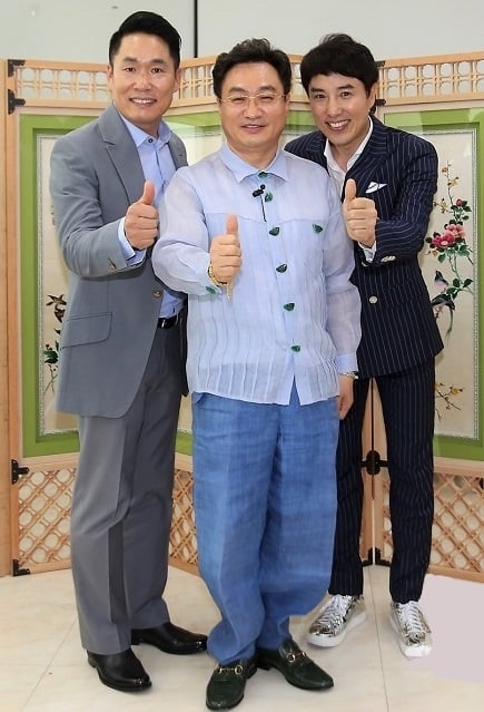 ▲ Green Reborn 환경콘서트에 후원한 세계로TV김원기 대표와 함께한 이창명 씨(우측은 가수 김민교 씨). / 사진제공=세계로Tv