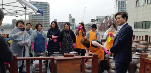 ▲ 염태영 수원시장이 ‘전통 저염장 담그기’ 체험교육에서 시민들과 함께 저염장 담그는 방법을 듣고 있다. / 사진제공=수원시