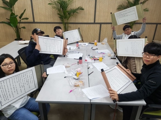 ▲ 30일 열린 아동의회 워크숍에서 아동의원들이 직접 붓펜으로 쓴 3.1독립선언서를 들고 있다. / 사진제공=화성시 