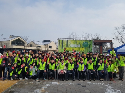 수원시는 미세먼지 저감을 위해 다양한 시책을 추진하고 있다. 사진은 수원물새공원 미세먼지 줄이기 위한 나무심기 행사. / 사진제공=수원시