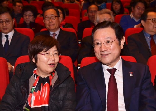 이용섭 광주광역시장이 지난 29일 오후 광주 문화예술회관에서 광주 출신 음악가이자 중국 3대 혁명음악가 정율성의 딸 정소제 씨와 광주시립오페라단의 오페라 '망부운'을 관람하기에 앞서 대화를 나누고 있다./사진제공=광주광역시