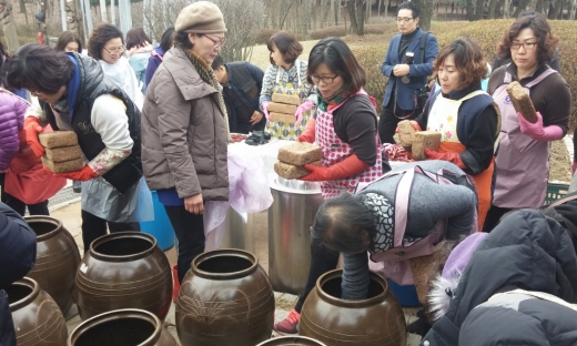 건강한 밥상 만들기(전통장 담그기 행사). / 사진제공=수원시