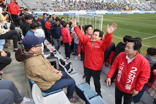 황교안 자유한국당 대표와 강기윤 자유한국당 창원·성산 보궐선거 후보가 지난 30일 오후 경남 창원축구센터에서 열린 경남FC와 대구FC의 경기 때 경기장 안에서 선거유세를 하고 있다. /사진=자유한국당 홈페이지