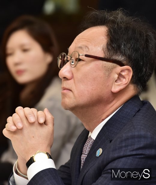 [머니S포토] 두 손 굳게 쥔 이우석 코오롱생명과학 대표