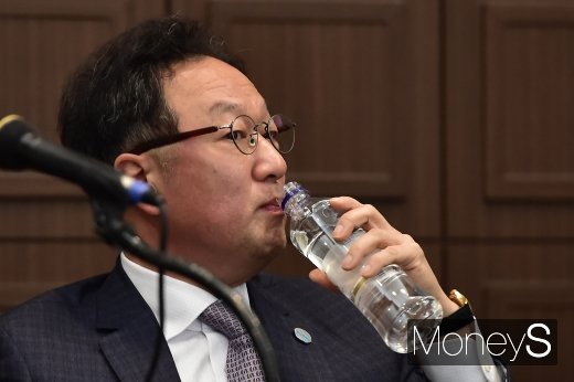 [머니S포토] 목 축이는 이우석 대표이사