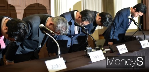 코오롱생명과학 임원이 인보사케이주 논란에 사죄하고 있다./사진=머니S