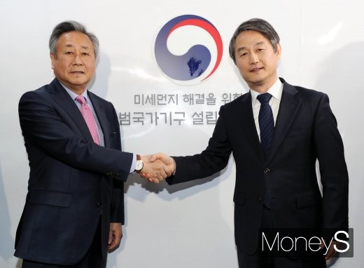 [머니S포토] 대통령 직속 '미세먼지 해결 위한 범국가기구' 현판식