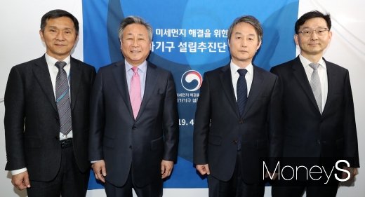 ▲ 김연명 청와대 사회수석(왼쪽부터), 김숙 전 유엔 대사, 안병옥 전 환경부 차관, 윤창열 미세먼지 개선기획단장.