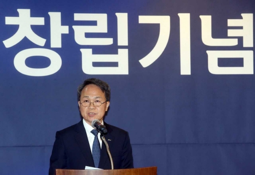 1일 오전 서울 중구 소재 신한은행 본점 ‘카페 두드림’에서 진행한 2019년 신한은행 창립기념식에서 신한은행 진옥동 은행장이 기념사를 하고 있다. / 사진=신한은행.