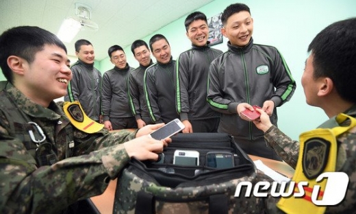 '병(兵) 일과 후 휴대전화 사용' 시범운영 부대인 경기도 가평군 육군 수도기계화보병사단 혜산진부대에서 지난 1월31일 오후 일과를 마친 병사들이 당직사관에게 휴대전화를 건네받고 있다. /사진=뉴스1