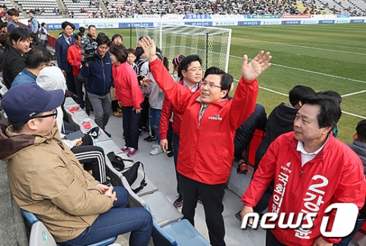 30일 창원 축구센터에서 열린 K리그(1부리그) 4라운드 경남FC와 대구FC 경기에서 선거 유세를 한 창원 성산구 강기윤 자유한국당 후보(맨오른쪽)와 황교안 자유한국당 대표(오른쪽 2번째). /사진=뉴스1