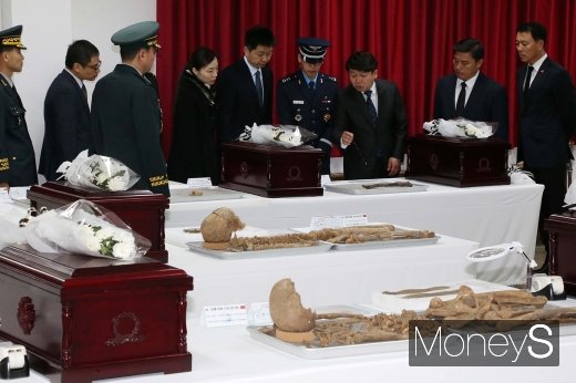 [머니S포토] 중국군 유해 송환 둘러보는 관계자들