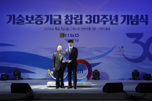 민해영 기보 초대 이사장(왼쪽), 89년생 신입직원(오른쪽)./사진제공=기보