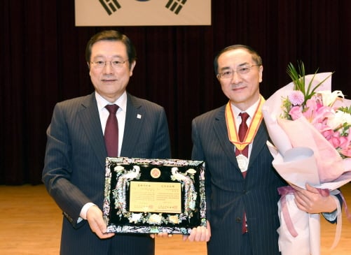 이용섭 광주광역시장이 1일 오전 시청 3층 대회의실에서 열린 4월 정례조회에서 우리시와 중국간의 다양한 교류협력에 크게 이바지한 손현우(쑨시엔위) 주광주 중국총영사에 대한 '광주광역시 명예시민증 수여' 후 기념촬영을 하고 있다./ 사진제공=광주광역시