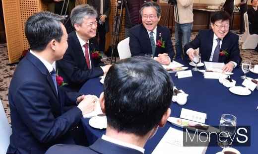 [머니S포토] 환한 미소 머금은 성윤모 장관과 은행·협회장들