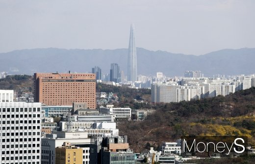 [머니S포토] 미세먼지 농도 좋음, 명동에서 관측된 송파 롯데타워