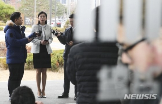 경찰 윤지오 보호 소홀 사과. 배우 윤지오 씨가 지난달 12일 오후 송파구 서울동부지방검찰청 검찰과거사진상조사단에 '장자연 리스트' 사건 관련 를 참고인 조사를 받기 위해 들어서며 취재진의 질문에 답하고 있다. /사진=뉴시스
