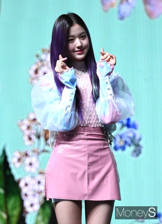 [머니S포토] 아이즈원 장원영 '심쿵 하트 발사'