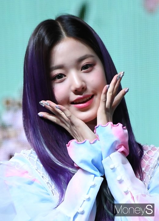 [머니S포토] 아이즈원 장원영 '활짝 핀 꽃미모'