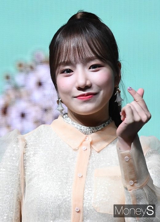 [머니S포토] 아이즈원 조유리 '사랑스러운 하트'