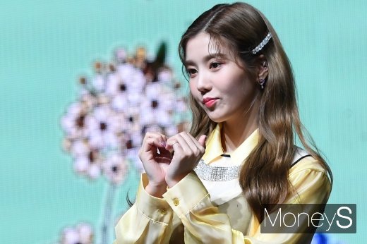 [머니S포토] 아이즈원 권은비 '미모만큼 예쁜 하트'