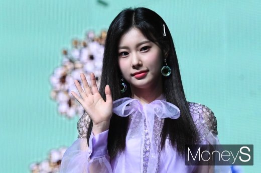 [머니S포토] 아이즈원 강혜원, 심쿵 유발하는 손인사