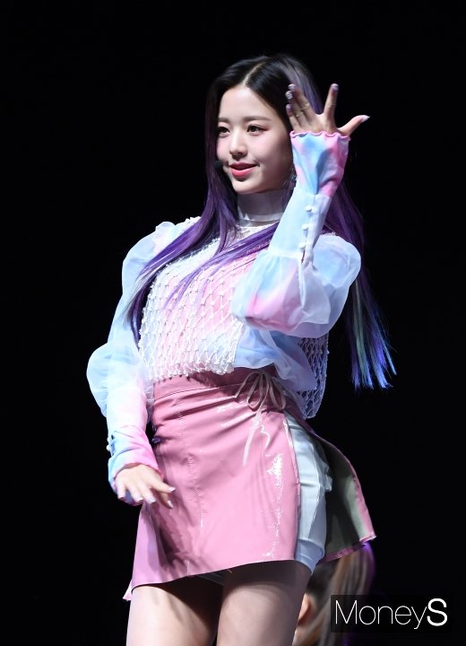 [머니S포토] 아이즈원 장원영 '돋보이는 국민 센터'