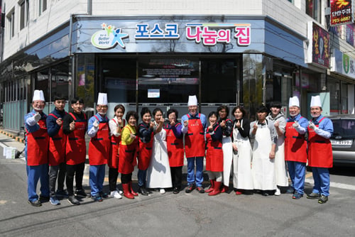 포스코 창립일을 맞이해 이시우 광양제철소장(오른쪽에서 여덟번째), 광양제철소 임원, 자원봉사자들이 단체사진 촬영을 하고 있다./사진=광양제철소 제공