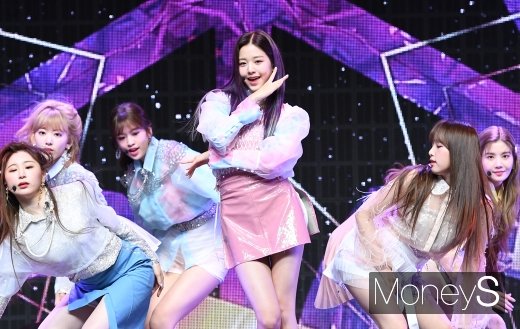 [머니S포토] 아이즈원 장원영 '내가 바로 국민 센터'