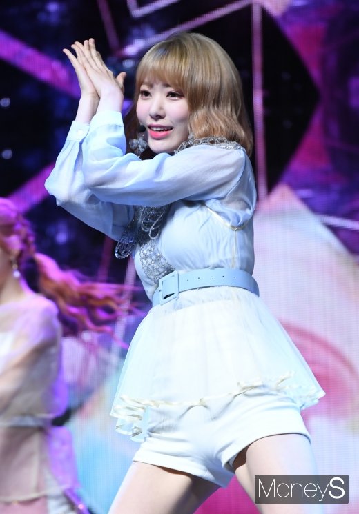 [머니S포토] 아이즈원 미야와키 사쿠라 '휘날리는 청순미'