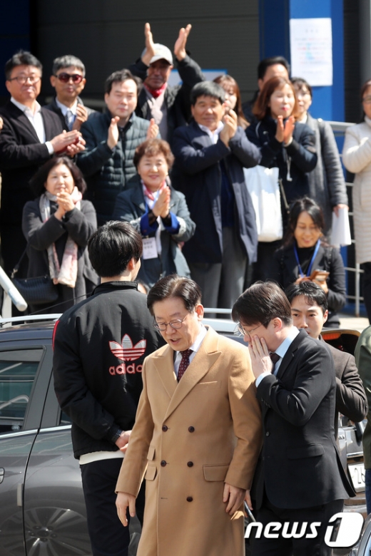 ▲ 이재명 경기도지사가 1일 오후 경기도 성남시 수원지방법원 성남지원에서 열리는 15차 공판에 출석하고 있다. 사진=뉴스1
